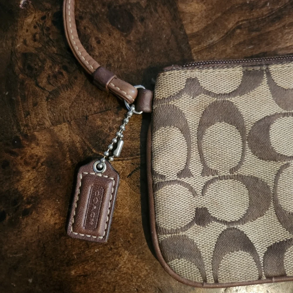 Coach wristlet signs